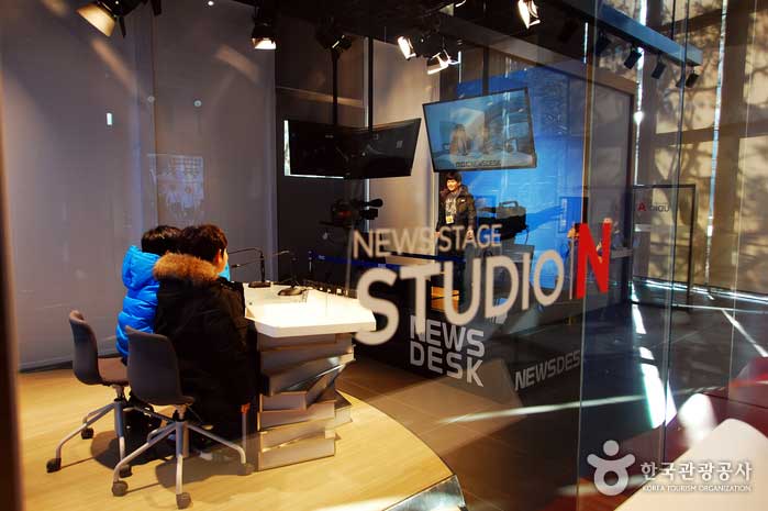 Children in virtual experiences playing roles in news experience studios - Mapo-gu, Seoul, Korea (https://codecorea.github.io)
