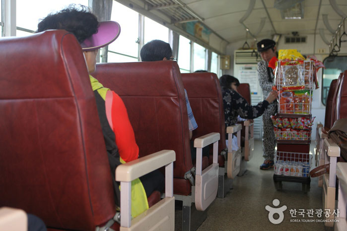 Memories snacks sold on steam locomotives are popular - Gokseong-gun, Jeonnam, Korea (https://codecorea.github.io)
