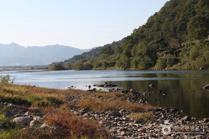 Seomjin River wets calm water and Hunan - Gokseong-gun, Jeonnam, Korea (https://codecorea.github.io)