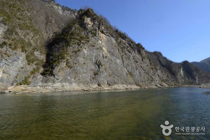 Un acantilado rocoso en la orilla de Donggang, donde crece Donggang Pasqueflower - Jeongseon-gun, Gangwon, Corea del Sur (https://codecorea.github.io)