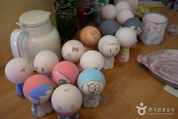 Teilnehmer handbemalte Porzellanfiguren - Seocho-gu, Seoul, Korea (https://codecorea.github.io)