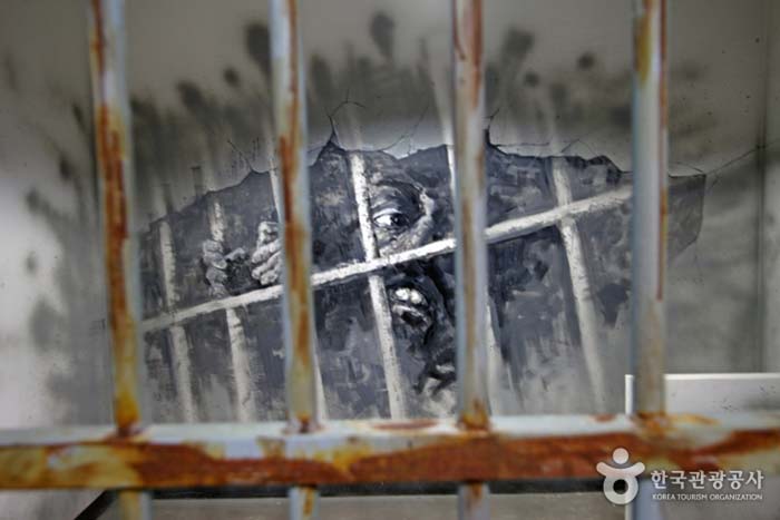Imagen de la pared dentro de las barras de hierro del centro de detención. - Gimje, Jeonbuk, Corea (https://codecorea.github.io)