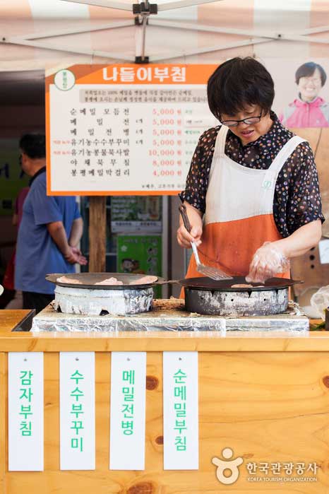 Bongpyeongjang gefüllt mit Buchweizenfutter und dem Geruch von überfüllten Menschen - Pyeongchang-Pistole, Gangwon, Südkorea (https://codecorea.github.io)