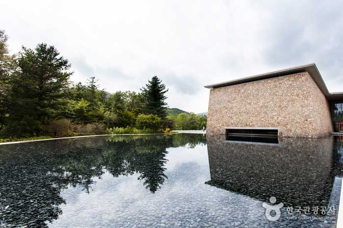Der Wassergarten des Mt.Museums mit dem Himmel - Pyeongchang-Pistole, Gangwon, Südkorea (https://codecorea.github.io)