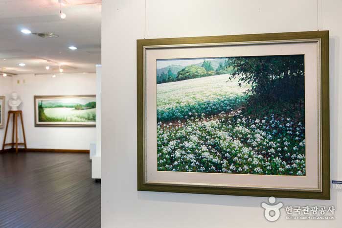Aula de la escuela primaria transformada en estudio de artistas y sala de exposiciones. - Pyeongchang-gun, Gangwon, Corea del Sur (https://codecorea.github.io)