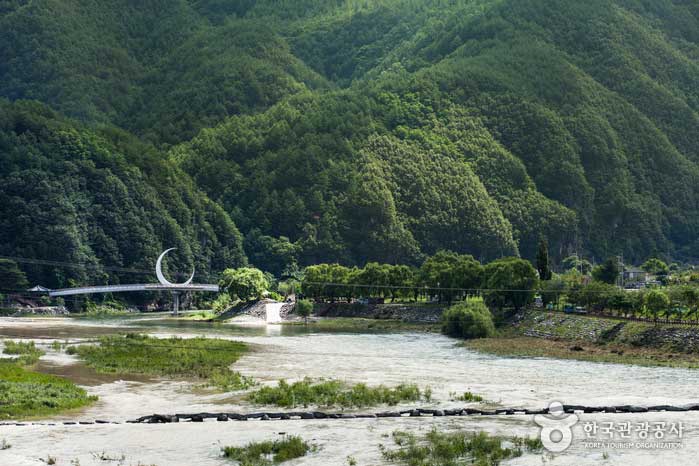 Pont en forme de croissant qui ressemble à une rivière - Jeongseon-gun, Gangwon, Corée du Sud (https://codecorea.github.io)