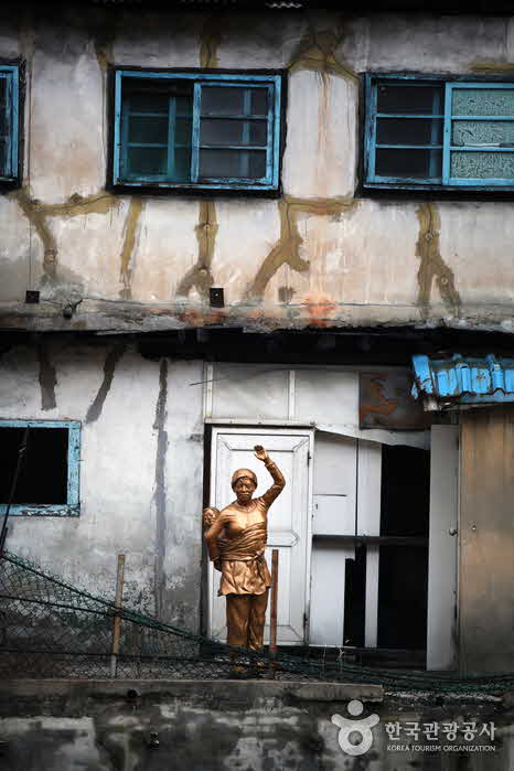 Une statue de la femme d'un mineur qui voit son mari au travail - Jeongseon-gun, Gangwon, Corée du Sud (https://codecorea.github.io)