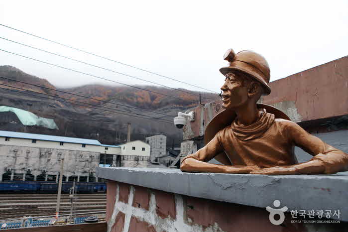 Wenn Sie das Observatorium besteigen, können Sie die Cheoram Coal Mine sehen. - Jeongseon-gun, Gangwon, Südkorea (https://codecorea.github.io)