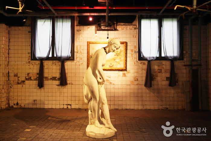 Cuarto de baño donde Kang Mo-yeon fue rehén en Descendants of the Sun - Jeongseon-gun, Gangwon, Corea del Sur (https://codecorea.github.io)