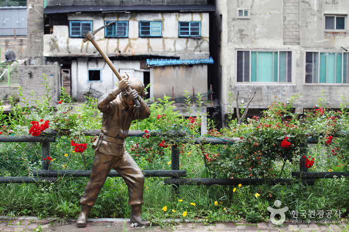 Kohlebergmann Statue gebaut in Cheoram Kohlebergbau Cousin - Jeongseon-gun, Gangwon, Südkorea (https://codecorea.github.io)