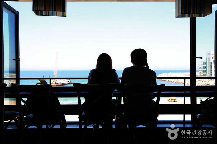 ロマンチックなカップルのお気に入りの目の肥えたコーヒーストリート - 江陵、韓国 (https://codecorea.github.io)
