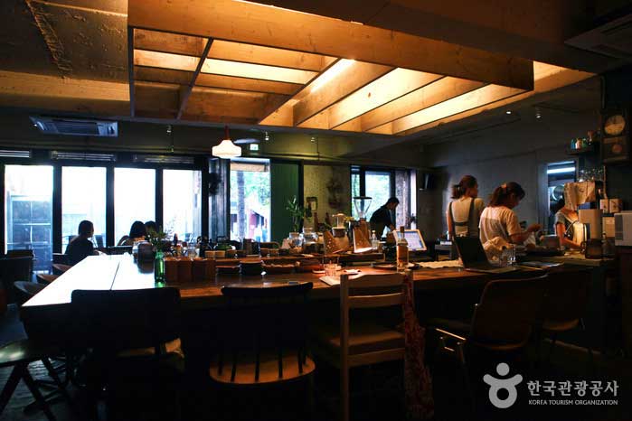 Внутри Сухары, расположенной на 1-м этаже Малого театра Санвоулим - Чон-гу, Сеул, Корея (https://codecorea.github.io)