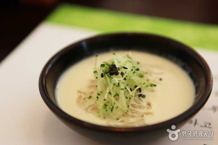 Суп из древесных бобов в специализированном магазине храма <Bow Gongyang> - Чон-гу, Сеул, Корея (https://codecorea.github.io)