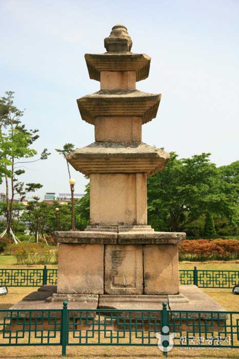 Seojeongseom Seoryon Каменная башня - Changnyeong-gun, Кённам, Корея (https://codecorea.github.io)