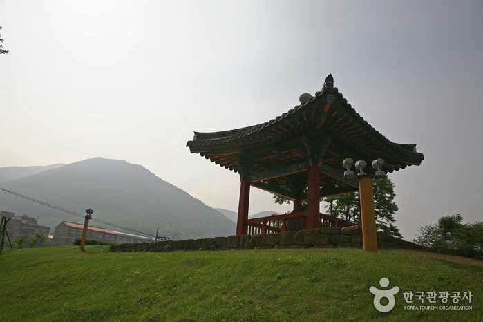 Jinheung Royal Guards Monument en el parque Manokjeong - Changnyeong-gun, Gyeongnam, Corea (https://codecorea.github.io)