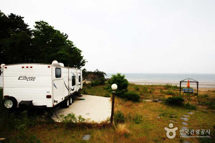 Caravan camping grounds with a view of Cheongpodae Beach - Taean-gun, South Korea (https://codecorea.github.io)