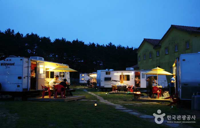 The night came to the caravan camping ground. - Taean-gun, South Korea (https://codecorea.github.io)