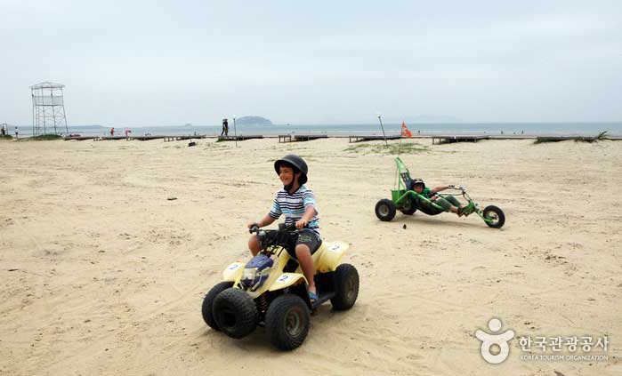 Am Strand können Sie ein vierrädriges Motorrad fahren - Taean-gun, Südkorea (https://codecorea.github.io)