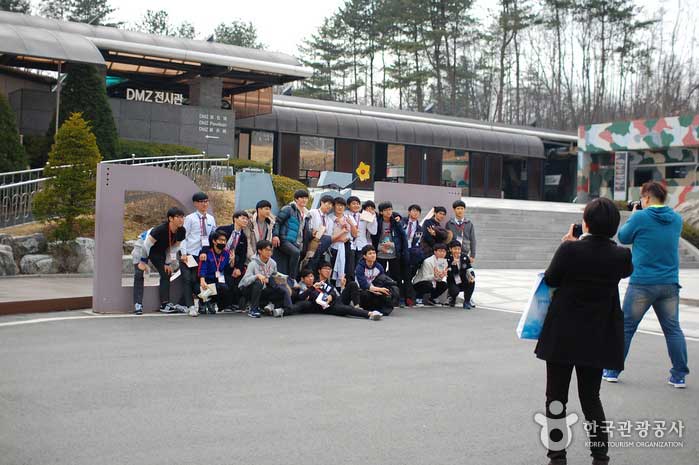 Les élèves du lycée de Daesung prennent des photos de groupe - Paju, Gyeonggi-do, Corée (https://codecorea.github.io)