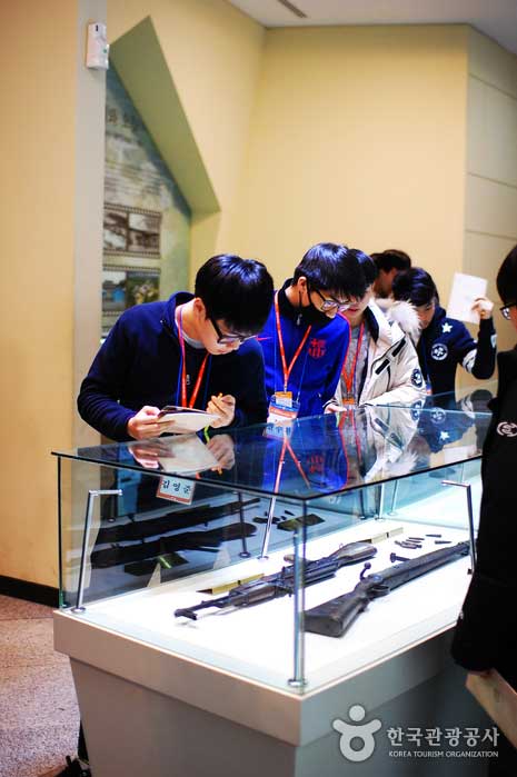 Des lycéens de Daesung visitant le hall d'exposition DMZ - Paju, Gyeonggi-do, Corée (https://codecorea.github.io)