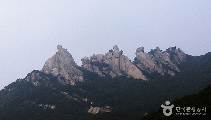 お盆、5つの岩の峰が壮観 - 韓国ソウル市江北区 (https://codecorea.github.io)