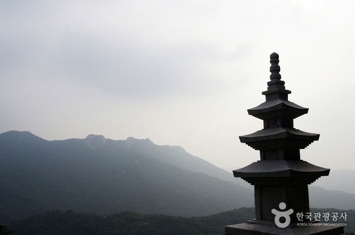 Трехэтажная каменная башня перед Соккурам Самсунг - Гангбук-гу, Сеул, Корея (https://codecorea.github.io)