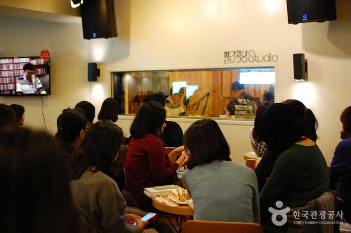 Podcast "Red Bookstore" con oyentes - Mapo-gu, Seúl, Corea (https://codecorea.github.io)