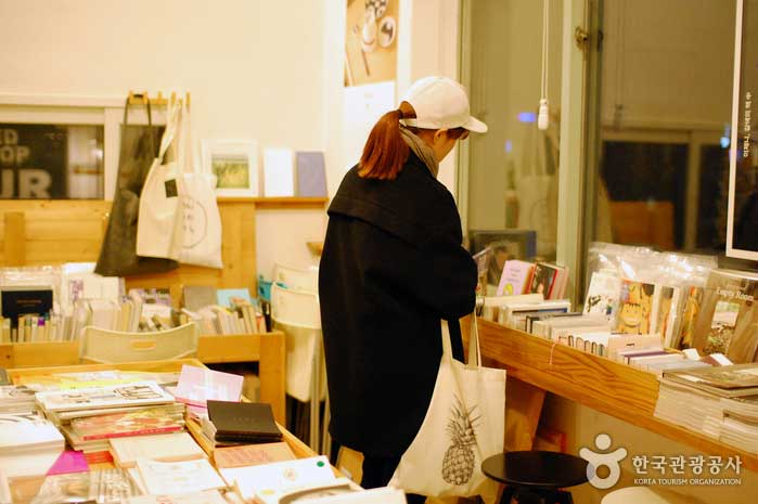 Visiteurs qui regardent les livres depuis longtemps - Mapo-gu, Séoul, Corée (https://codecorea.github.io)