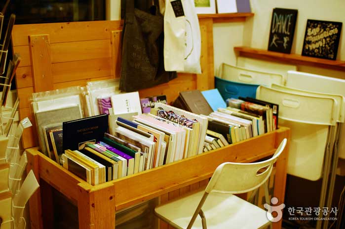 Bücher werden wie ein Schreibtisch zu Hause herumgelegt - Mapo-gu, Seoul, Korea (https://codecorea.github.io)