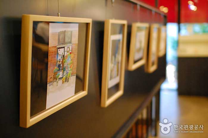 Im gesamten Café finden kleine Ausstellungen statt - Mapo-gu, Seoul, Korea (https://codecorea.github.io)