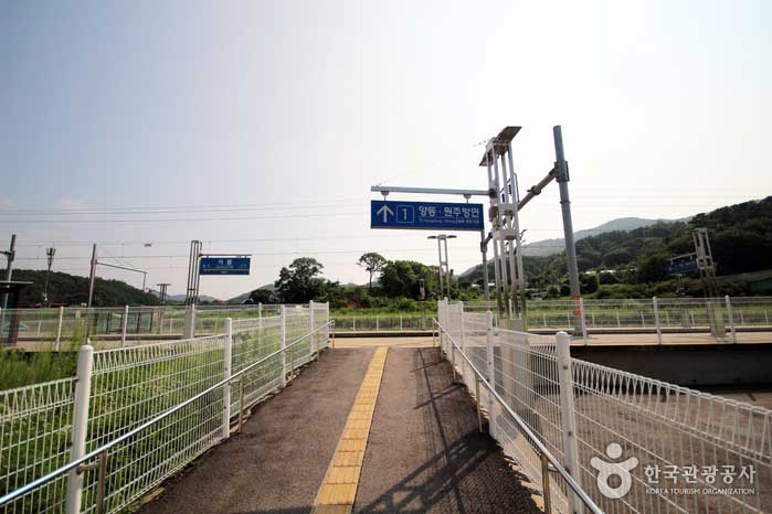 Passage pour le train en aval de la gare de Seokbul - Yangpyeong-gun, Corée du Sud (https://codecorea.github.io)