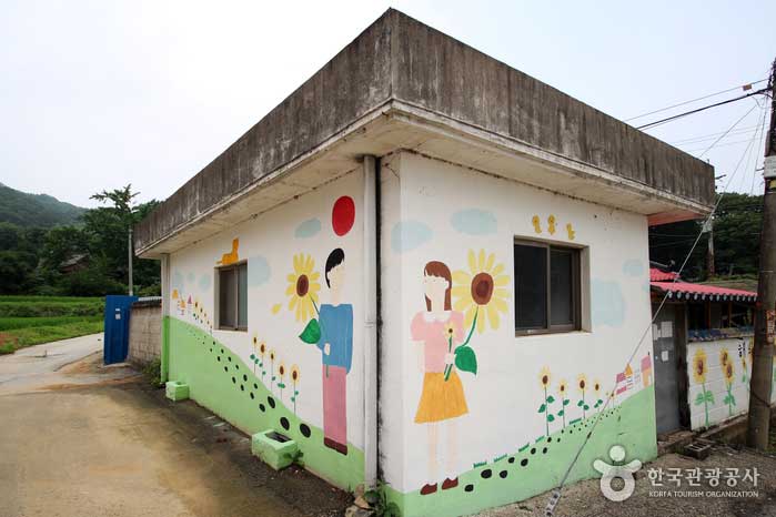Ein Wandgemälde mit Sonnenblumenmotiven wurde an die Wand des Dorfes gemalt. - Yangpyeong-gun, Südkorea (https://codecorea.github.io)