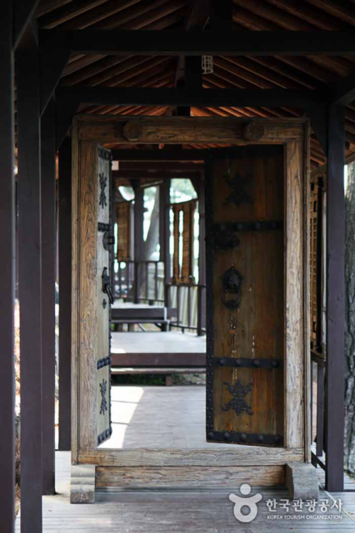 Wenn Sie das Tor des alten Hanok öffnen, wird eine andere Welt herauskommen. - Boryeong, Südkorea (https://codecorea.github.io)