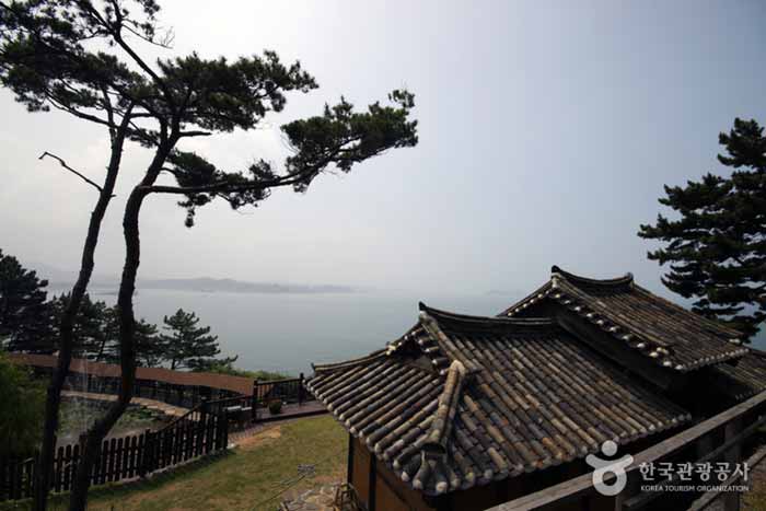 Im Sanghwa-Garten können Sie das Meer und die Hanok-Landschaft genießen. - Boryeong, Südkorea (https://codecorea.github.io)