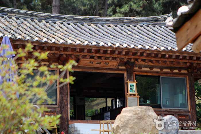 Uigok Hall desde la entrada del Sanghwawon - Boryeong, Corea del Sur (https://codecorea.github.io)
