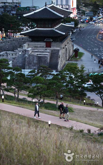 Heunginjimun et vue du centre-ville de l'intersection Dongdaemun depuis la vue du parc Seongseong - Jongno-gu, Séoul, Corée (https://codecorea.github.io)