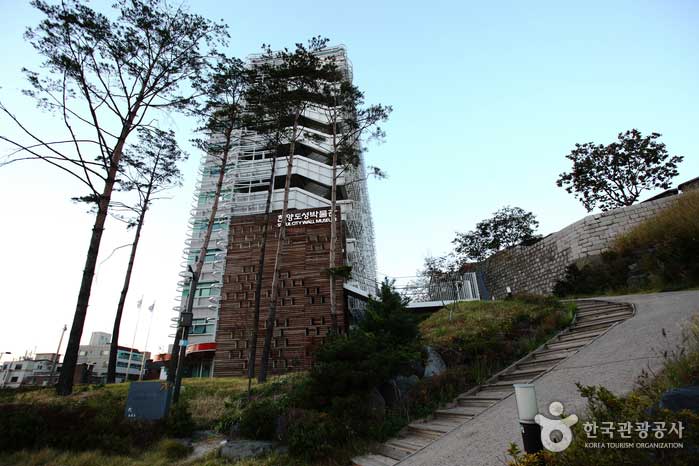 Hanyangdoseong Museum is located at the top of Dongdaemun Castle Park. - Jongno-gu, Seoul, Korea (https://codecorea.github.io)