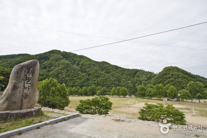 Myeongdol Village Eingangssitze und Sportpark - Chungju, Chungbuk, Südkorea (https://codecorea.github.io)