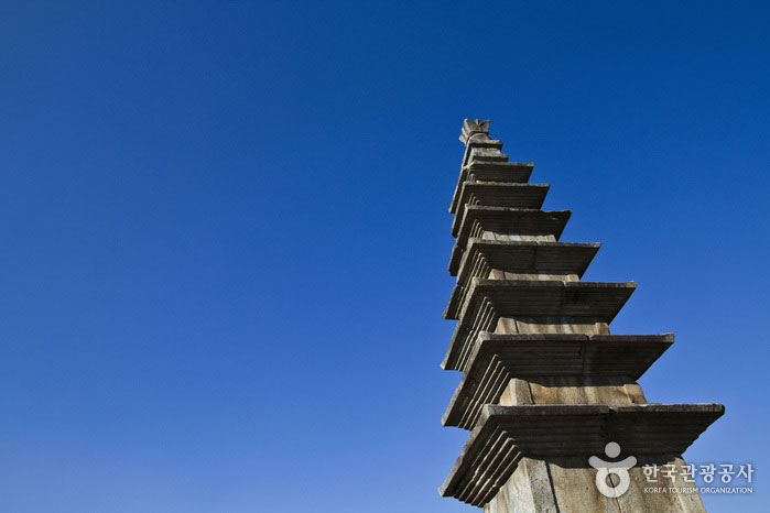 Pagode Jungwon Tappyeong à sept étages dans le parc de la pagode Jungang - Chungju, Chungbuk, Corée du Sud (https://codecorea.github.io)