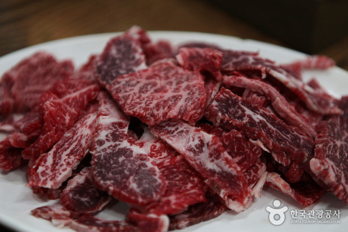 Sie können Löss gegessenes koreanisches Rindfleisch zu einem vernünftigen Preis probieren. - Hapcheon-Pistole, Gyeongnam, Korea (https://codecorea.github.io)