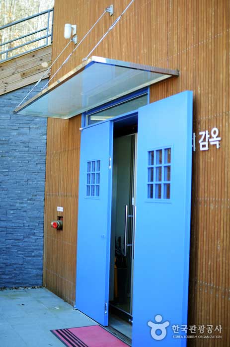 La entrada a la puerta de hierro de Suyeon-dong es azul con nieve. - Hongcheon-gun, Gangwon-do, Corea (https://codecorea.github.io)