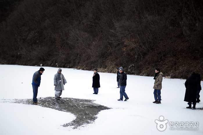 如果您在冬天參觀，則可以在冰凍的河上漫步。 - 韓國江原道洪川郡 (https://codecorea.github.io)