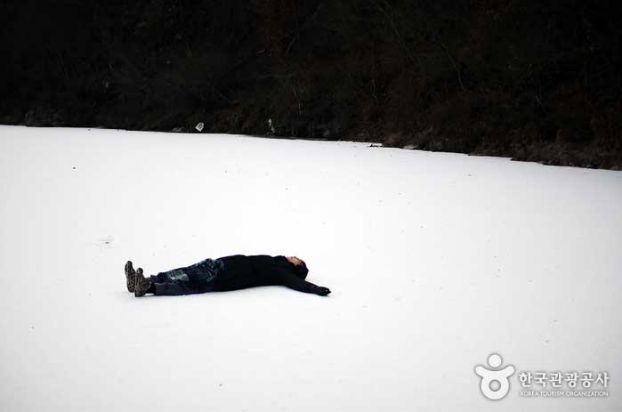 Los participantes disfrutan de la naturaleza tumbada en el hielo. - Hongcheon-gun, Gangwon-do, Corea (https://codecorea.github.io)