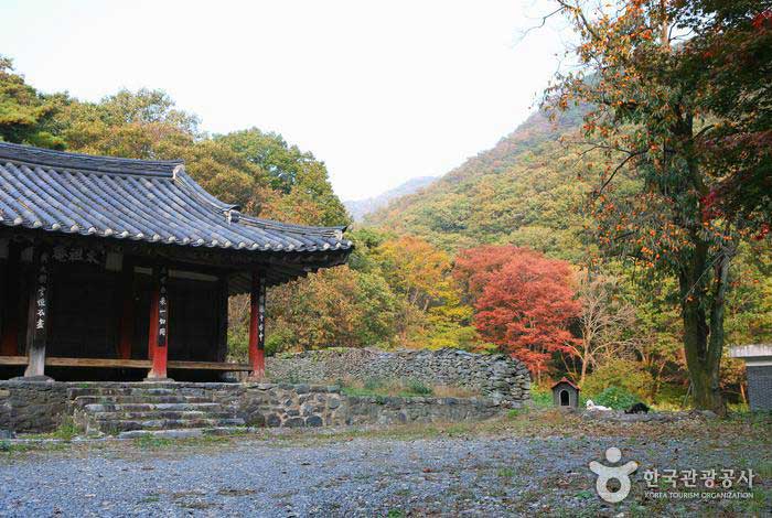Der Mansusan Mountain Trail beginnt in Taejoam - Buyeo County, Chungnam, Südkorea (https://codecorea.github.io)