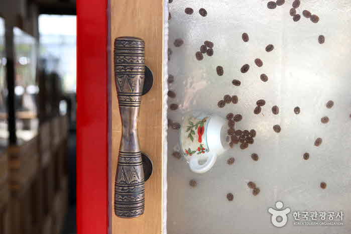 コーヒーマグと豆で飾られたドア - 韓国大egスソン区 (https://codecorea.github.io)