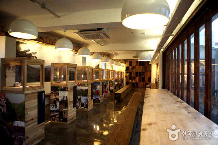 Le deuxième étage où le café de spécialité du monde est affiché - Suseong-gu, Daegu, Corée du Sud (https://codecorea.github.io)