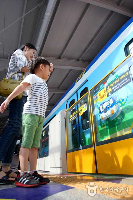 Niños vitoreando cuando entra el tren Robocar Poli - Jung-gu, Daegu, Corea del Sur (https://codecorea.github.io)