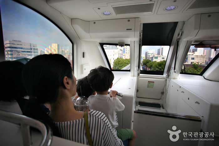 Passagiere mit bequemem Blick auf die Stadt - Jung-gu, Daegu, Südkorea (https://codecorea.github.io)