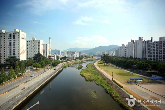 Paysage de Shincheon de l'autre côté du pont Daebong - Jung-gu, Daegu, Corée du Sud (https://codecorea.github.io)