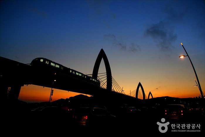 Daegu Metro Line 3, Sky Train fährt durch die Stadt - Jung-gu, Daegu, Südkorea
